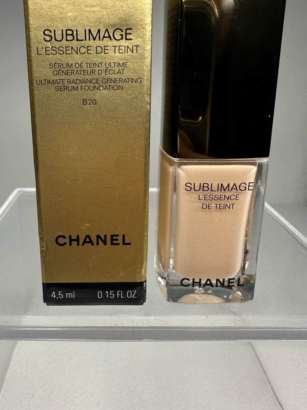 CHANEL Sublimage L'Essence de Teint Foundation B20 Light Beige